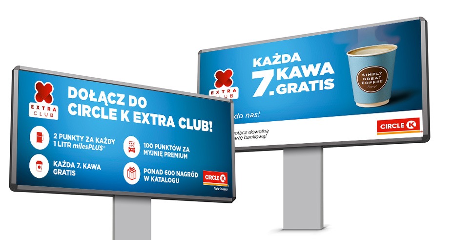 Dwa billboardy reklamowe Circle K z ofertą programu lojalnościowego Extra Club i promocją na kawę, umieszczone na białym tle.