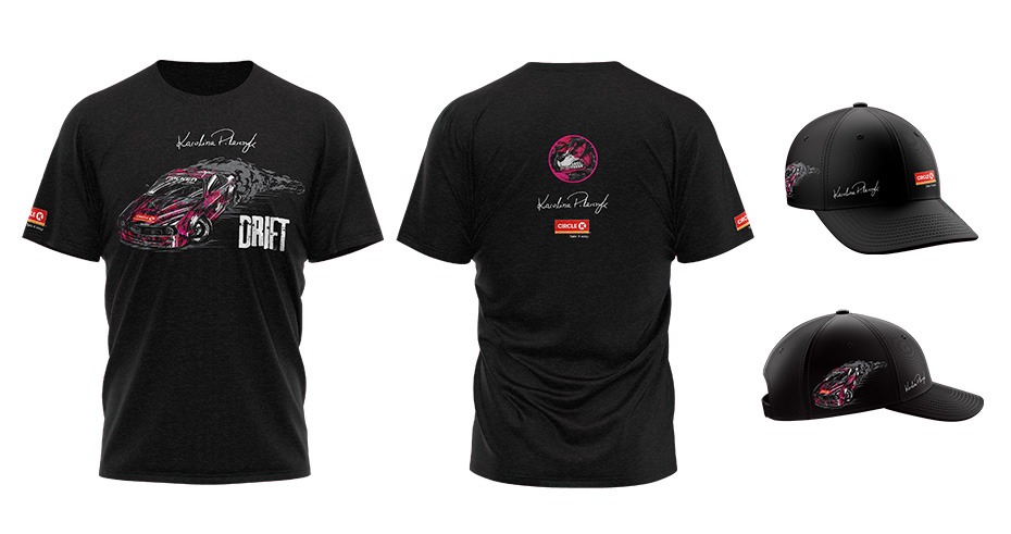 Czarny t-shirt z grafiką driftującego samochodu i podpisem Karolina Pilarczyk, obok czapka z daszkiem z tym samym motywem, prezentacja produktu.