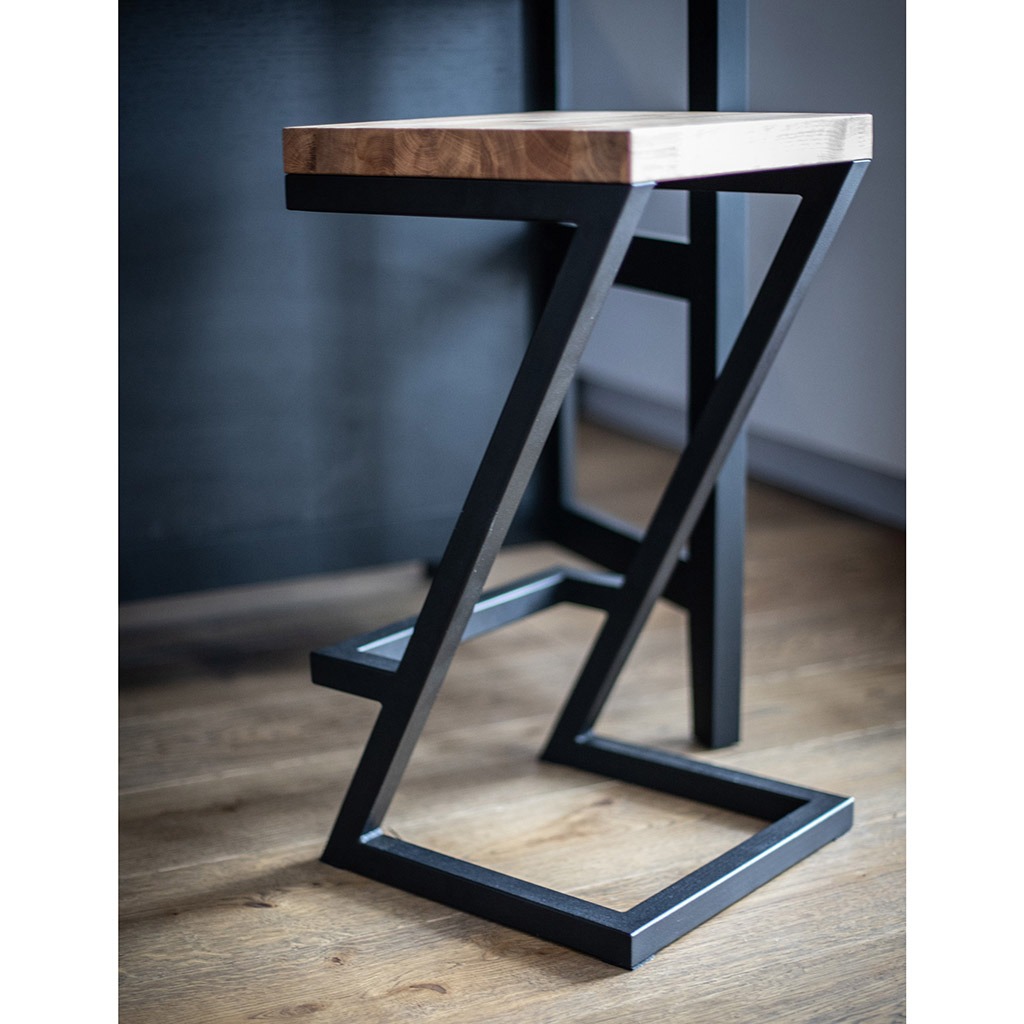 Nowoczesny hoker barowy z drewnianym siedziskiem i metalową, geometryczną podstawą w kolorze czarnym, wykonany w Ostrołęce.