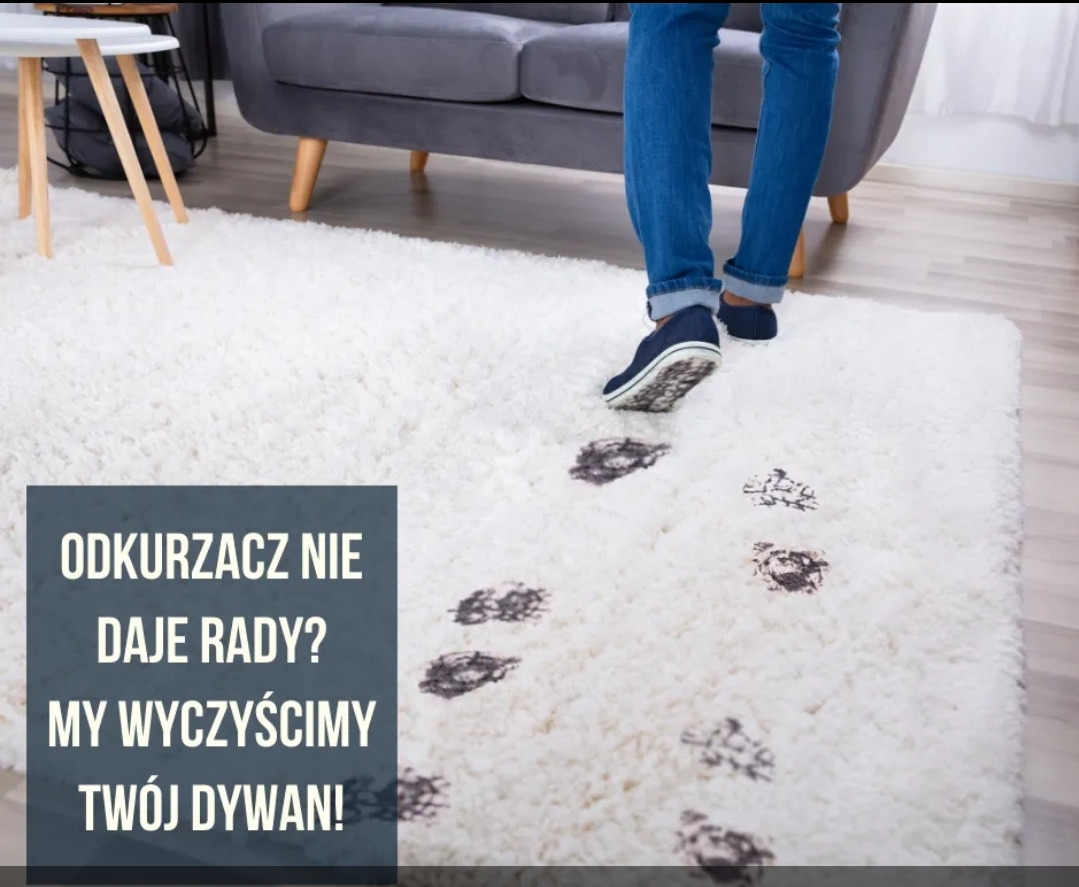 Ślady butów na białym, puszystym dywanie w salonie, z szarą kanapą w tle. Reklamowy napis: Odkurzacz nie daje rady? My wyczyścimy Twój dywan!