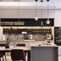 Nowoczesna kuchnia z wyspą, marmurowym blatem i burgundowymi krzesłami, oświetlona wiszącymi lampami, z widokiem na miasto przez okno.