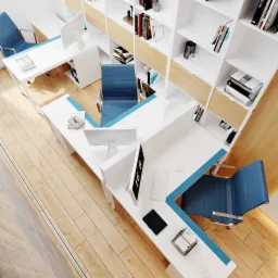 Wysoka perspektywa na nowoczesne biuro z białymi biurkami z niebieskimi akcentami, ergonomiczne krzesła w kolorze niebieskim, drewniana podłoga i regał na książki z drewnianymi wstawkami.
