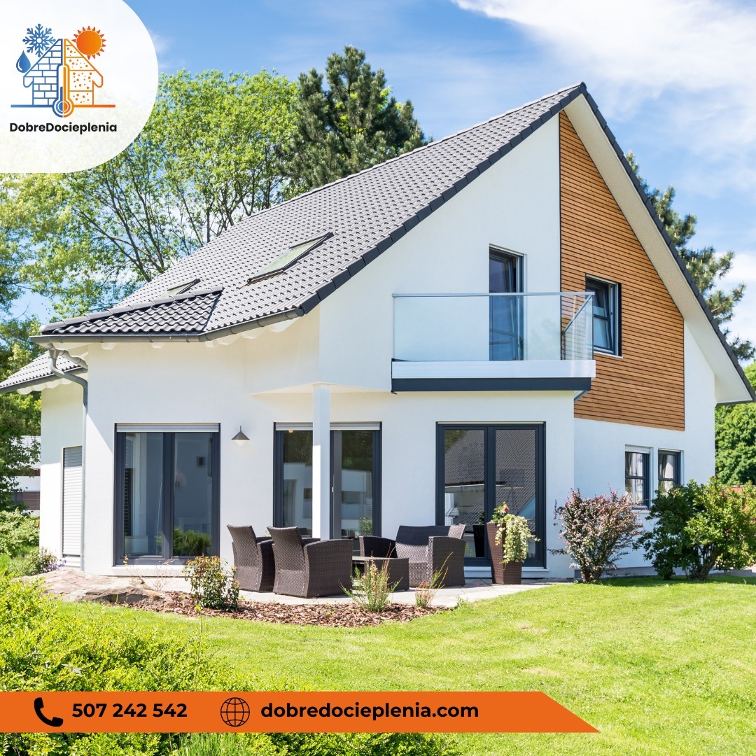 Nowoczesny dom jednorodzinny z białą elewacją, drewnianym akcentem na szczycie i szarym dachem, widoczny z ogrodu z meblami tarasowymi, logo firmy w rogu.