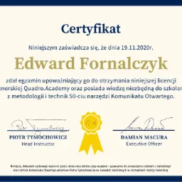 Certyfikat ukończenia szkolenia trenerskiego Komunikatu Otwartego dla Edwarda Fornalczyka, z podpisami Piotra Tymochowicza i Damiana Macury, wydany 19 listopada 2020 roku.