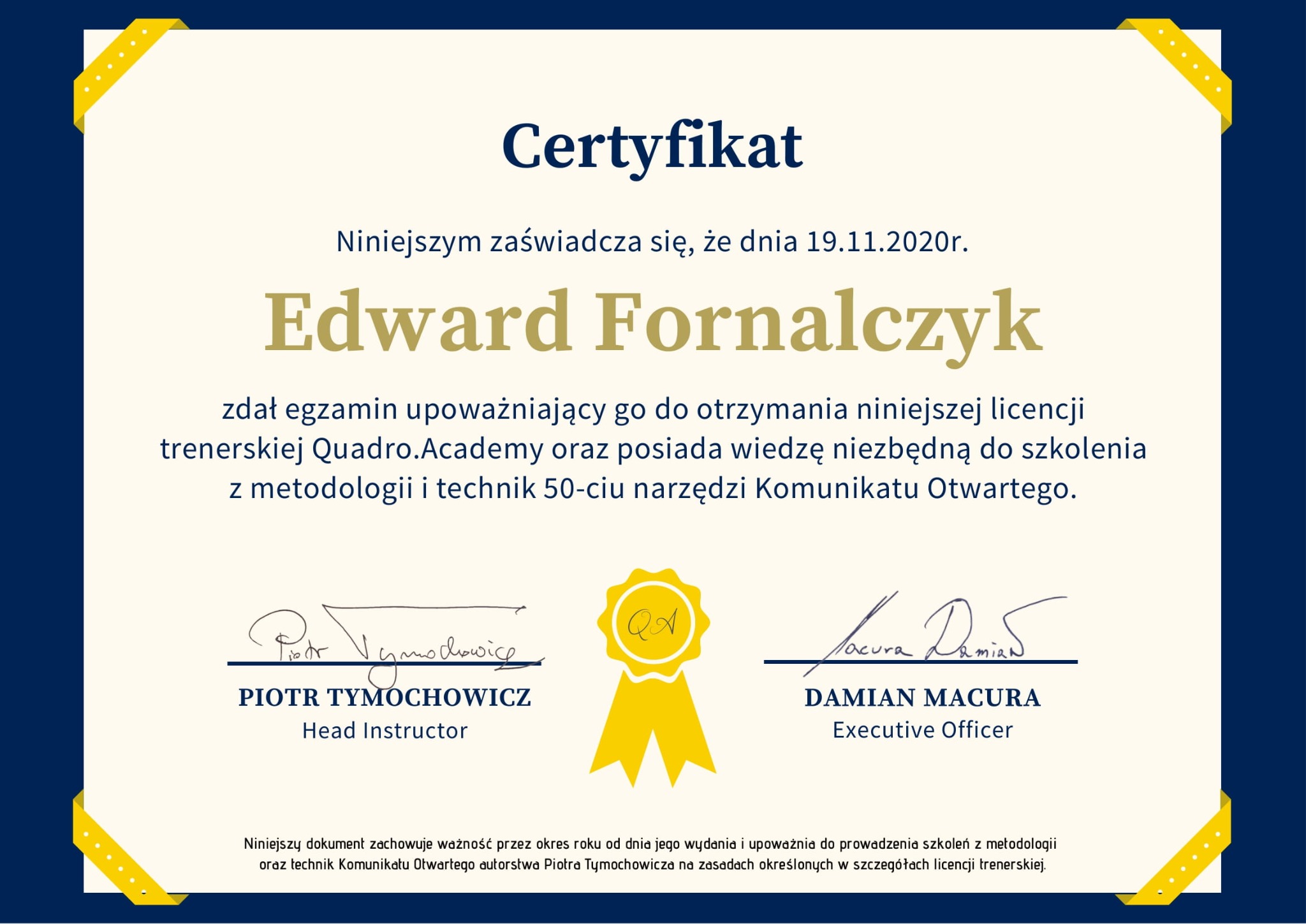 Certyfikat ukończenia szkolenia trenerskiego Komunikatu Otwartego dla Edwarda Fornalczyka, z podpisami Piotra Tymochowicza i Damiana Macury, wydany 19 listopada 2020 roku.