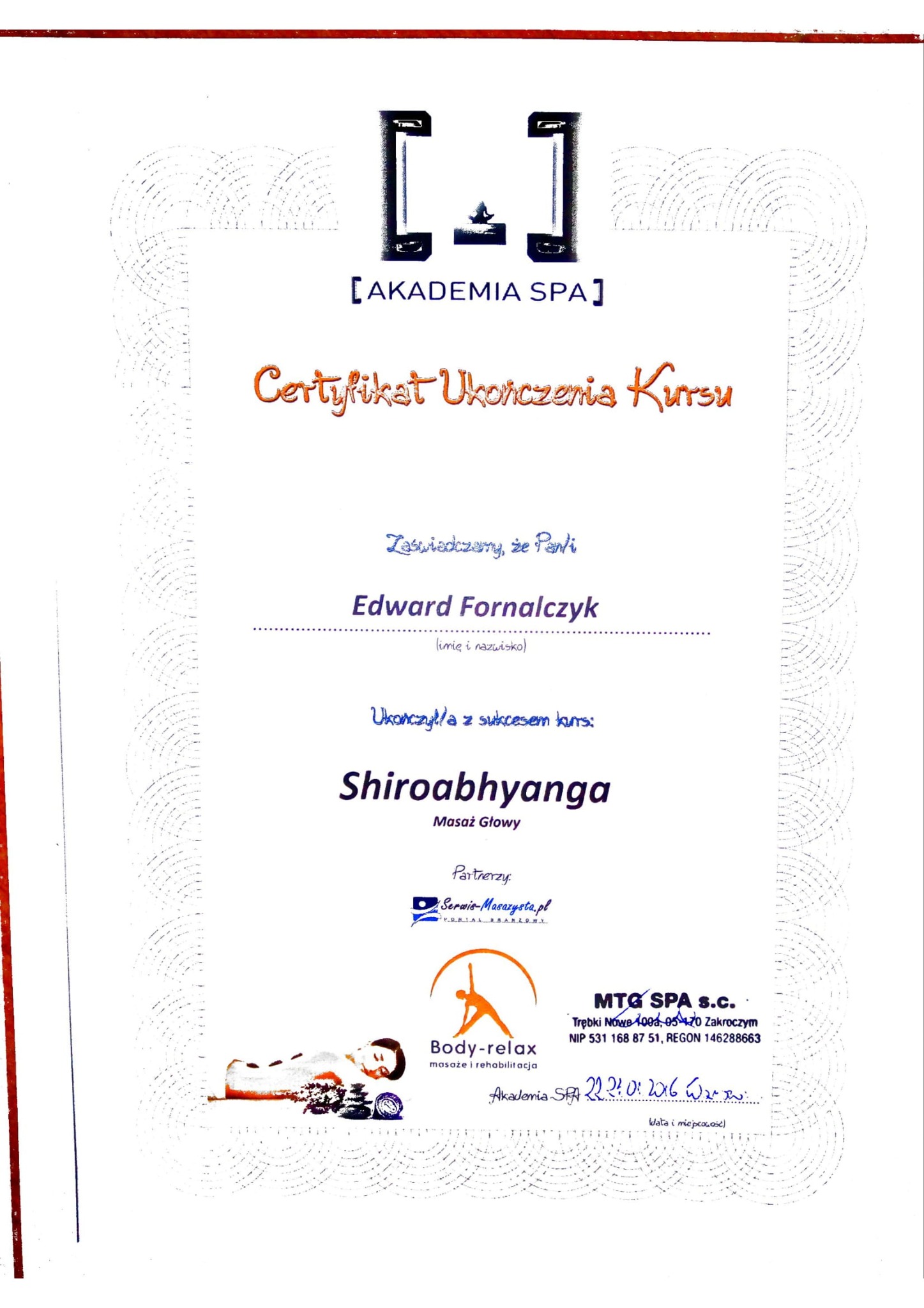 Certyfikat ukończenia kursu Shiroabhyanga (masażu głowy) wydany przez Akademię SPA dla Edwarda Fornalczyka. Na certyfikacie widoczne logo partnerów: Serwis-Masazysta.pl oraz Body-relax masaże...