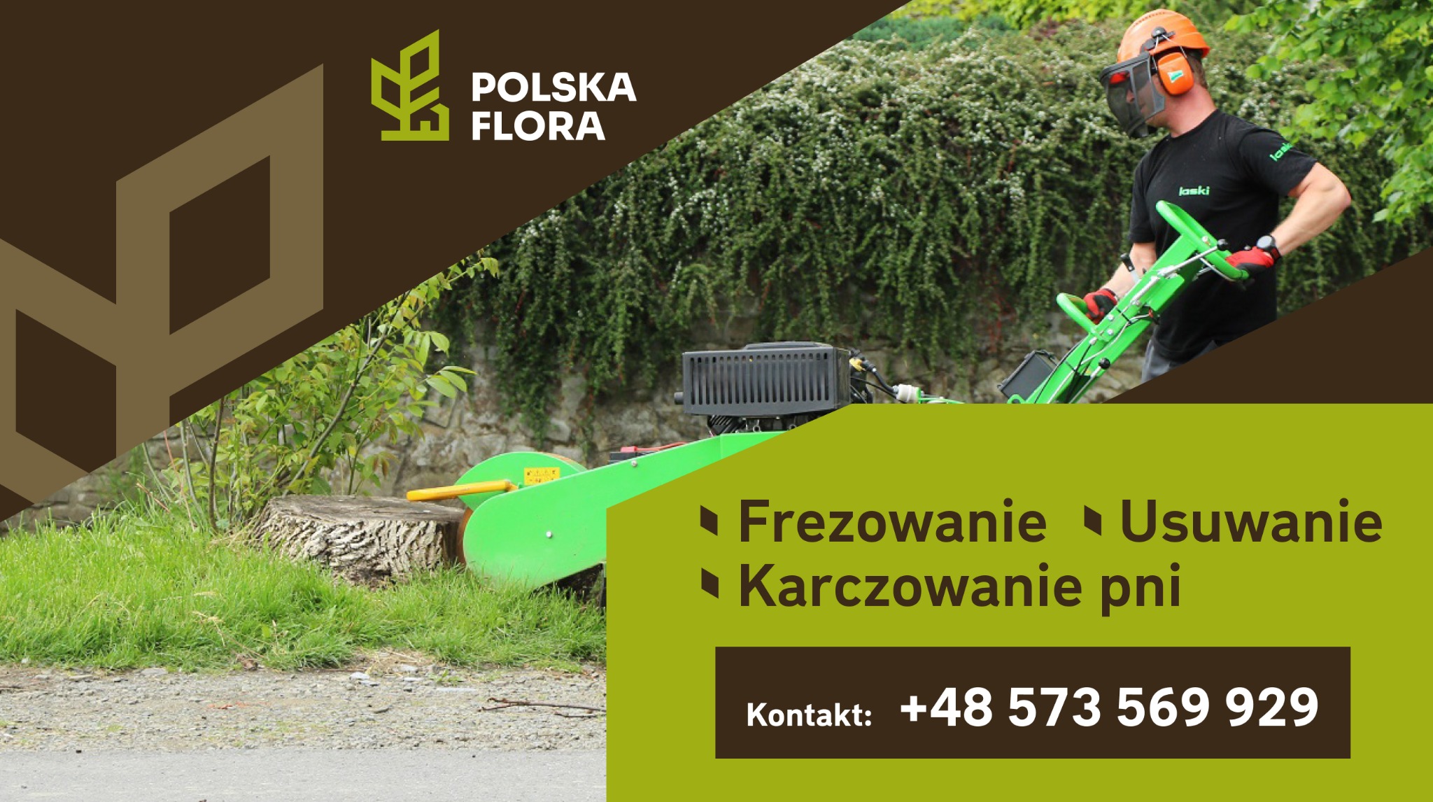 Pracownik w kasku i osłonie twarzy obsługuje frezarkę do pni drzew na tle zieleni, obok widoczny pień drzewa, na zdjęciu widoczne logo firmy Polska Flora oraz dane kontaktowe.