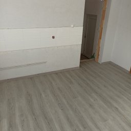 Panele podłogowe,płytki ceramiczne przed instalacją kuchni