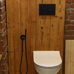 Zabudowa drewniana toalety