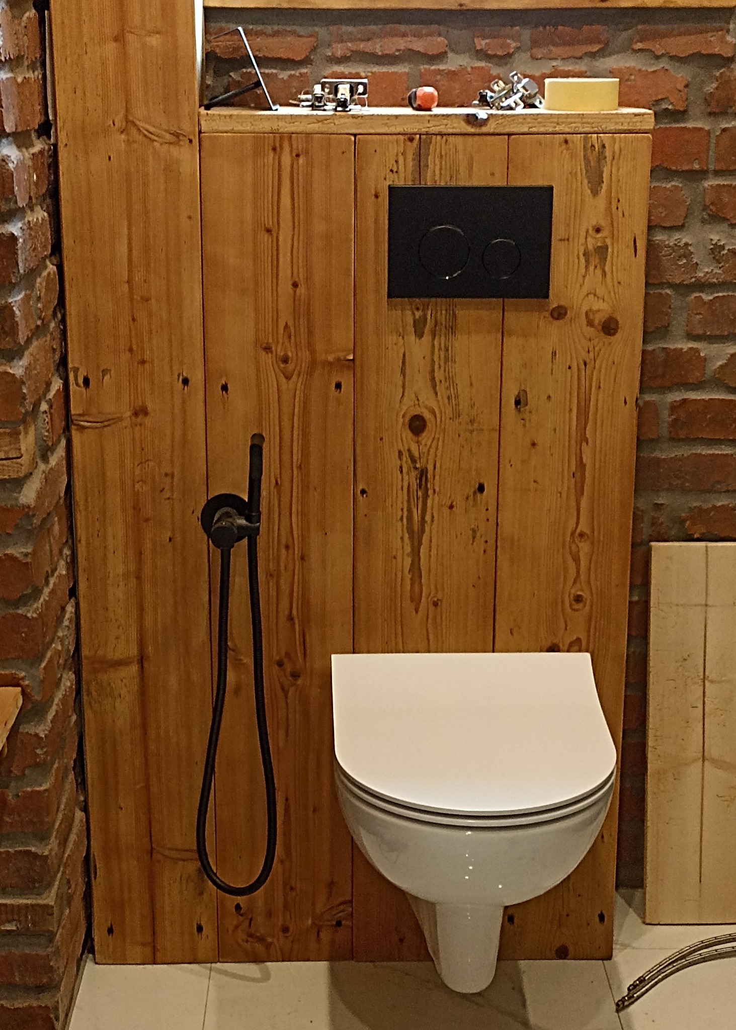 Zabudowa drewniana toalety