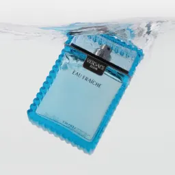 Flakon perfum Versace Eau Fraiche zanurzony w wodzie, z widocznymi kroplami i załamaniami światła.