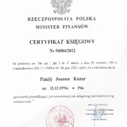 Skan Certyfikatu Księgowego Rzeczypospolitej Polskiej wydanego przez Ministra Finansów, potwierdzający kwalifikacje Joanny Kozar do usługowego prowadzenia ksiąg rachunkowych.
