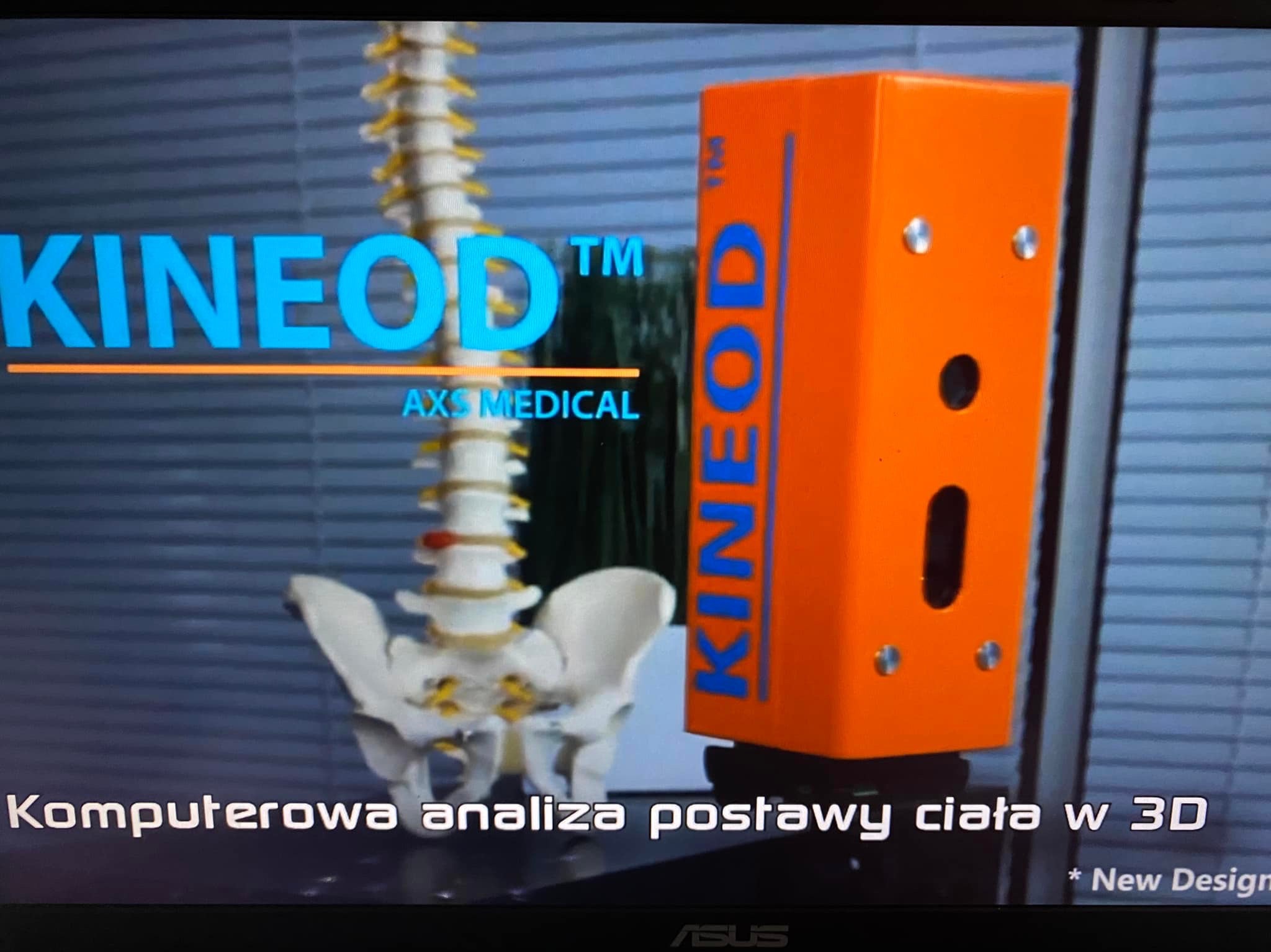 Szkielet kręgosłupa i miednicy obok pomarańczowego urządzenia Kineod AXS Medical do komputerowej analizy postawy ciała w 3D.
