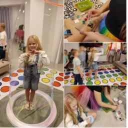 Dziewczynka w przezroczystej kuli na tle kolorowej podłogi, obok malowanie wzorów na ramieniu i zabawa dzieci podczas przyjęcia.