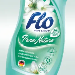 Etykieta butelki płynu do płukania tkanin 'Flo Pure Nature' z motywem lilii, prezentująca informacje o składzie i właściwościach produktu, w tym 99% naturalnych składników i testy dermatologiczne.