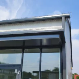 Szczegół wykonania okapu i rynny. Płyta ścienna kolor RAL7035 z profilowaniem FALISTE