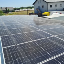 Instalacja 50 kWp. Odpowiadaliśmy za projekt budowlany wraz z pozwoleniem na budowę. Wszystkie inne formalności i montaż 