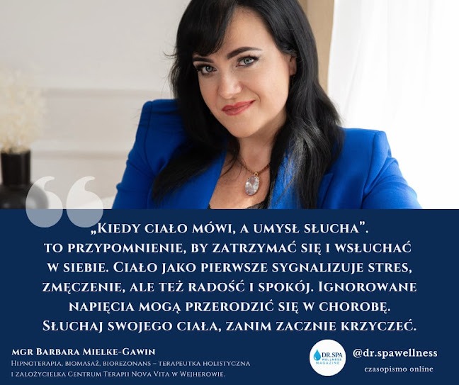 Portret terapeutki holistycznej, MGR Barbary Mielke-Gawin, z cytatem o słuchaniu ciała na ciemnoniebieskim tle. Uśmiechnięta kobieta w niebieskim żakiecie, z delikatnym makijażem.