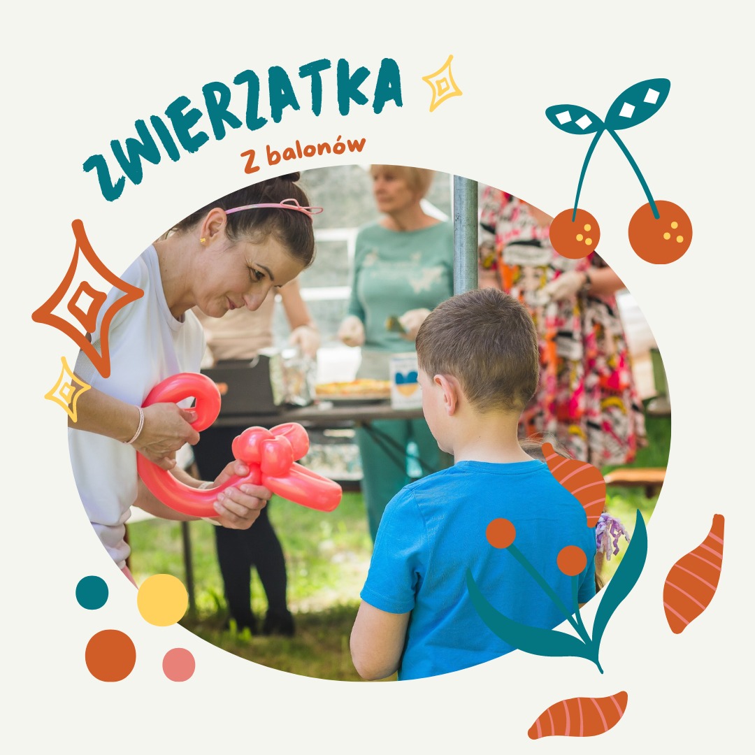 Animator tworzy zwierzątko z czerwonego balona dla chłopca w niebieskiej koszulce, na tle stołu z przekąskami i innych osób, całość w ozdobnej ramce z motywami roślinnymi i napisami.