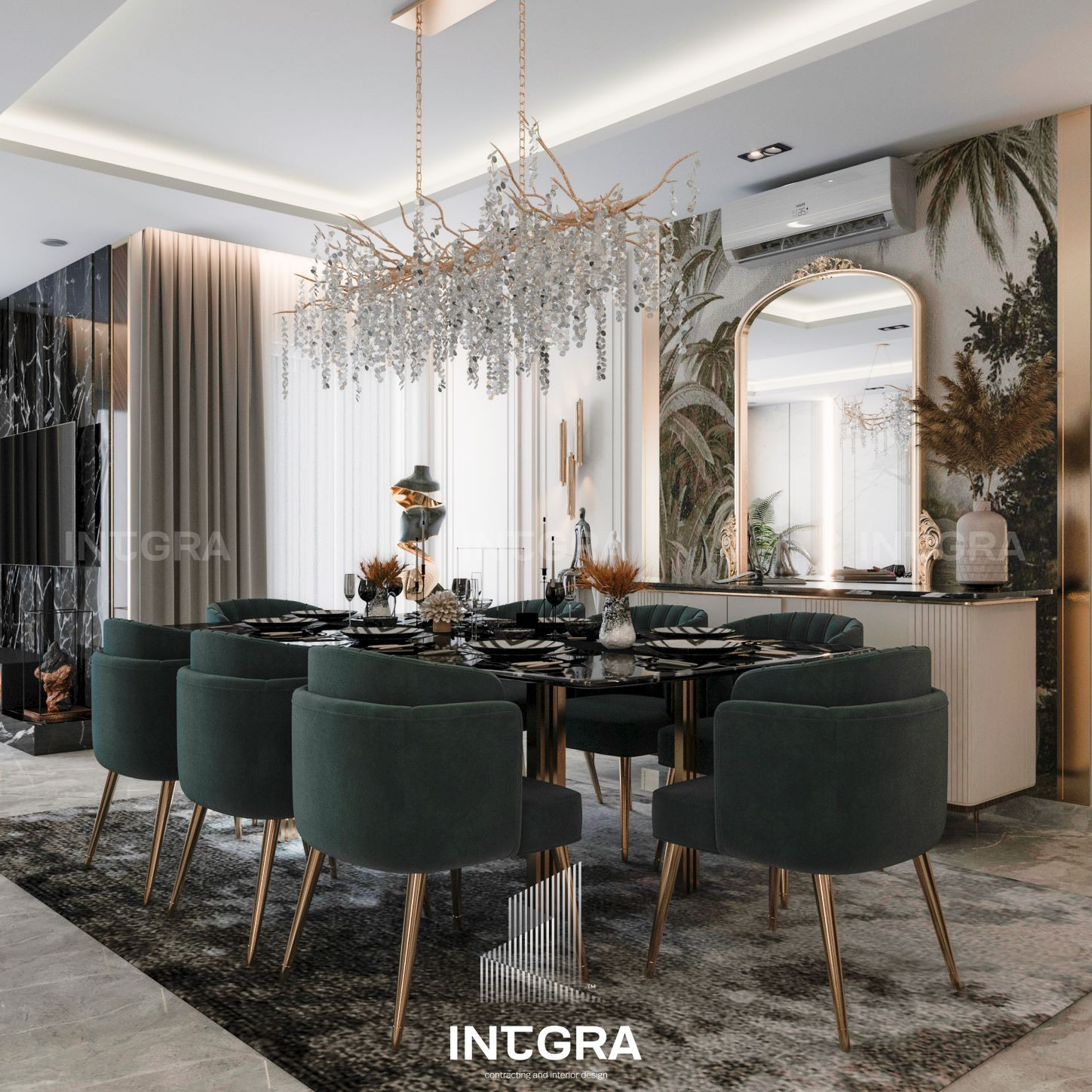 Elegancka jadalnia z czarnym stołem, zielonymi krzesłami na złotych nogach i dekoracyjnym żyrandolem z kryształków, uzupełniona lustrem w złotej ramie i tapetą w motywy roślinne.