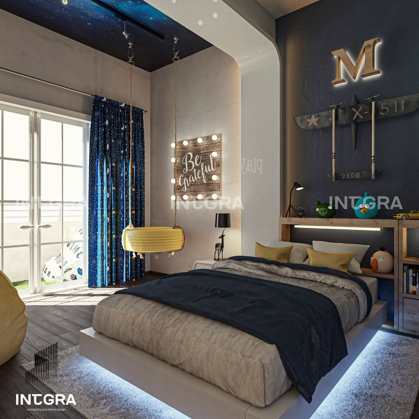 Nowoczesny pokój dziecięcy z łóżkiem podświetlanym LED, huśtawką z opony i motywem kosmicznym na suficie. Na ścianie dekoracja w kształcie samolotu i litery M.