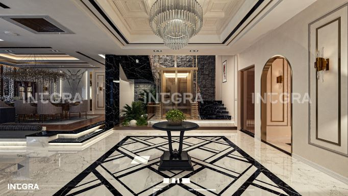 Elegancki hol w stylu glamour z marmurową posadzką w geometryczne wzory, kryształowym żyrandolem i złotą windą osobową w tle.