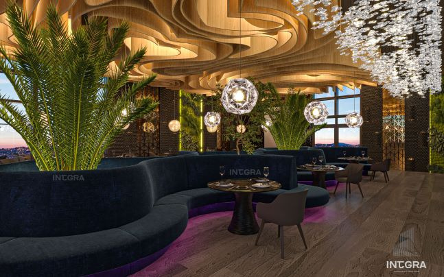 Wnętrze restauracji z drewnianym sufitem w kształcie fal, roślinami w donicach wbudowanych w sofy, okrągłymi stolikami i dekoracyjnymi lampami wiszącymi.