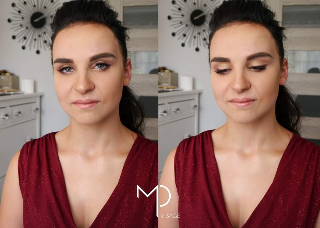 Kobieta z delikatnym dziennym upiększeniem, widoczne różnice w odcieniach cieni na powiekach, tło z komodą i zegarem.