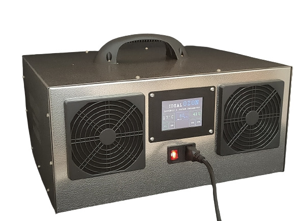 Generator ozonu w metalowej obudowie z uchwytem, wyświetlaczem LCD i dwoma wentylatorami, włączony do prądu.