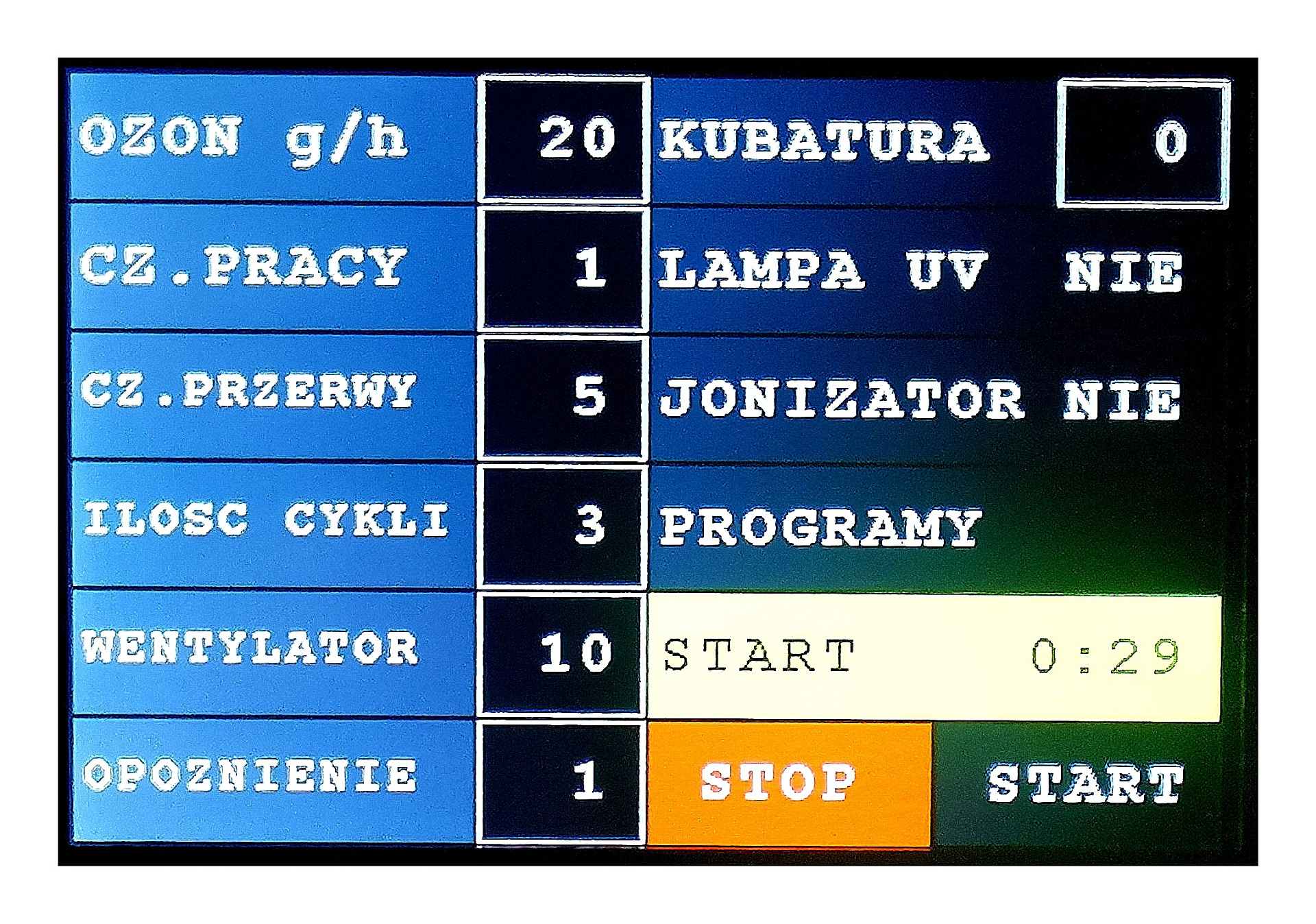 Panel sterowania urządzenia z ustawieniami ozonowania: stężenie ozonu 20 g/h, czas pracy 1, czas przerwy 5, ilość cykli 3, wentylator 10, opóźnienie 1, lampa UV wyłączona, jonizator wyłączony...