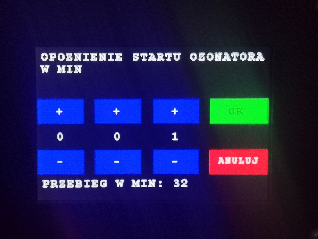 Ekran sterujący ozonatora z ustawieniami opóźnienia startu i czasem przebiegu, widoczne przyciski plus, minus, OK i Anuluj.