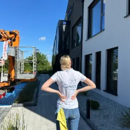 Realizacja usługi mycia okien z wysięgnika koszowego.