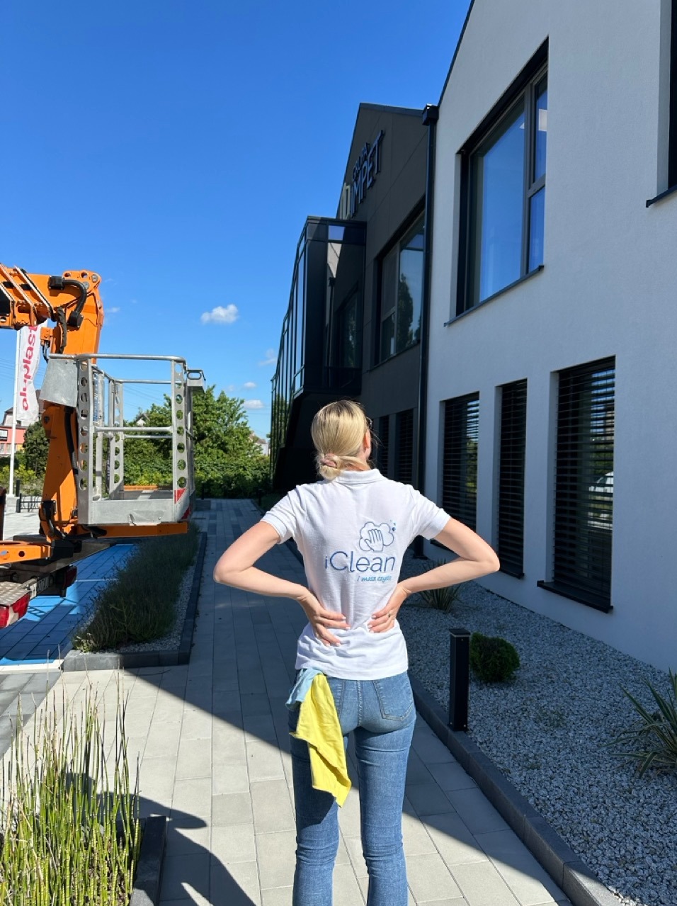 Realizacja usługi mycia okien z wysięgnika koszowego.