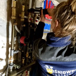 Zaciskamy podejścia do rozdzielacza ogrzewania podłogowego. Ogrzewanie dwu strefowe, na parterze ogrzewanie podłogowe, na piętrze ogrzewanie grzejnikowe. 