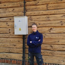 Wyniesienie licznika energii elektrycznej na zewnątrz budynku. Efekt końcowy prezentuje wykonawca. 