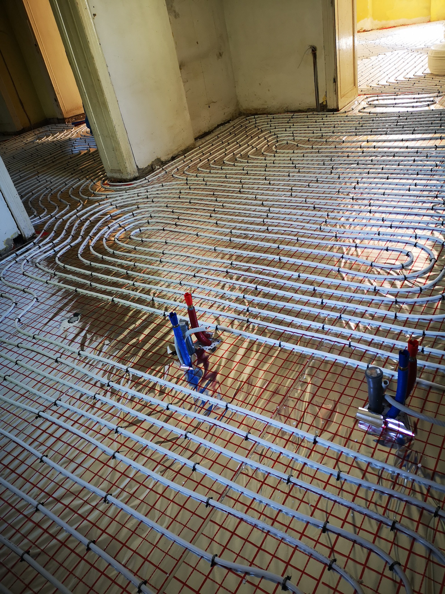 Ułożenie rur do ogrzewania podłogowego, rozstaw 10cm, oraz podejścia wodno-kanalizacyjne pod stanowiska do mycia włosów