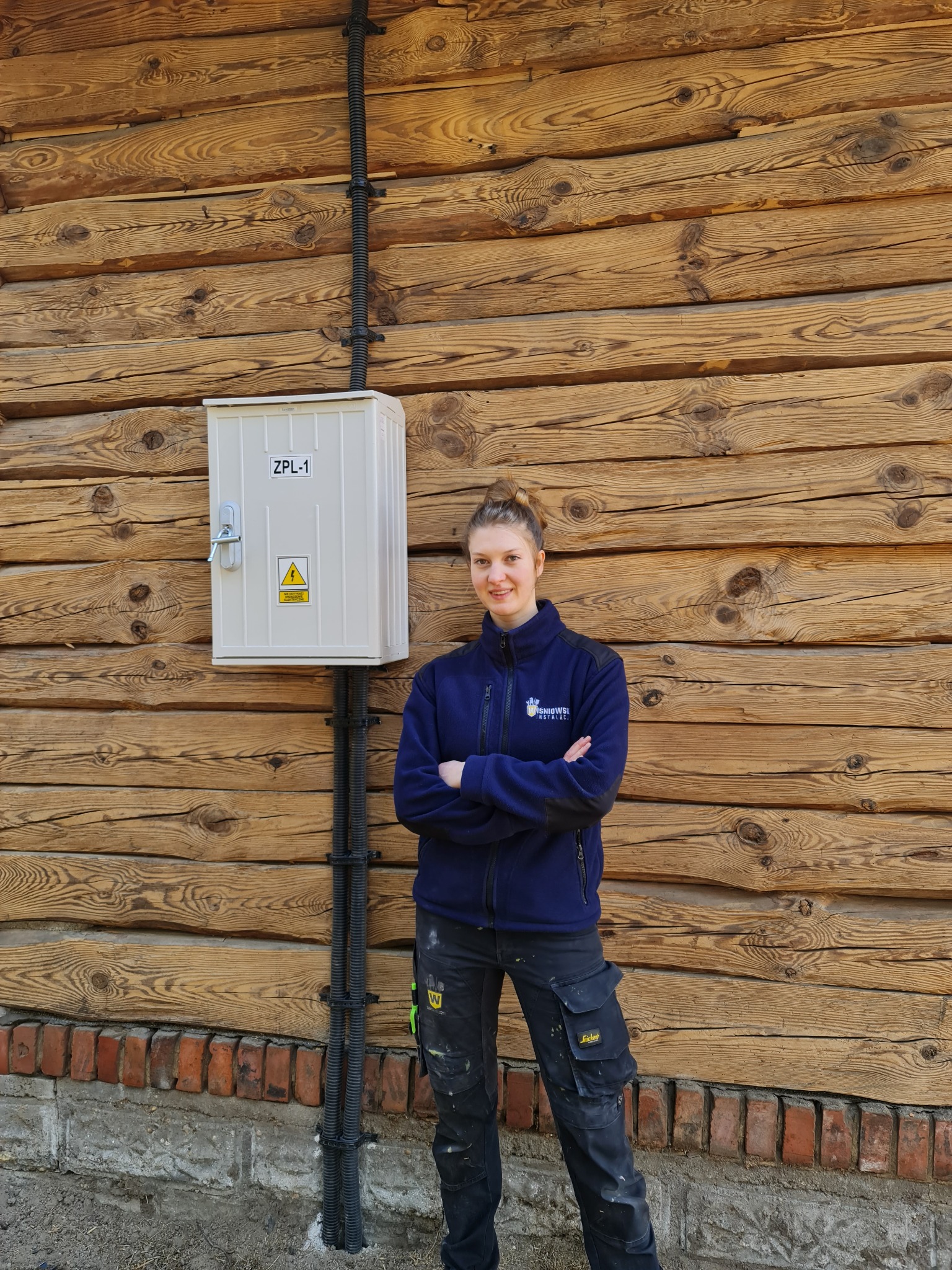 Wyniesienie licznika energii elektrycznej na zewnątrz budynku. Efekt końcowy prezentuje wykonawca.