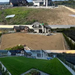 Fotografia przedstawia trzy etapy zagospodarowania terenu wokół domu: początkowy stan z nierównym terenem i fragmentami trawy, wyrównany teren przygotowany pod trawnik oraz końcowy etap z założonym...