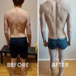 Porównanie sylwetki mężczyzny przed i po treningu, widoczne zmiany w muskulaturze pleców i ramion, ujęcie od tyłu, różne poziomy oświetlenia w obu częściach zdjęcia.