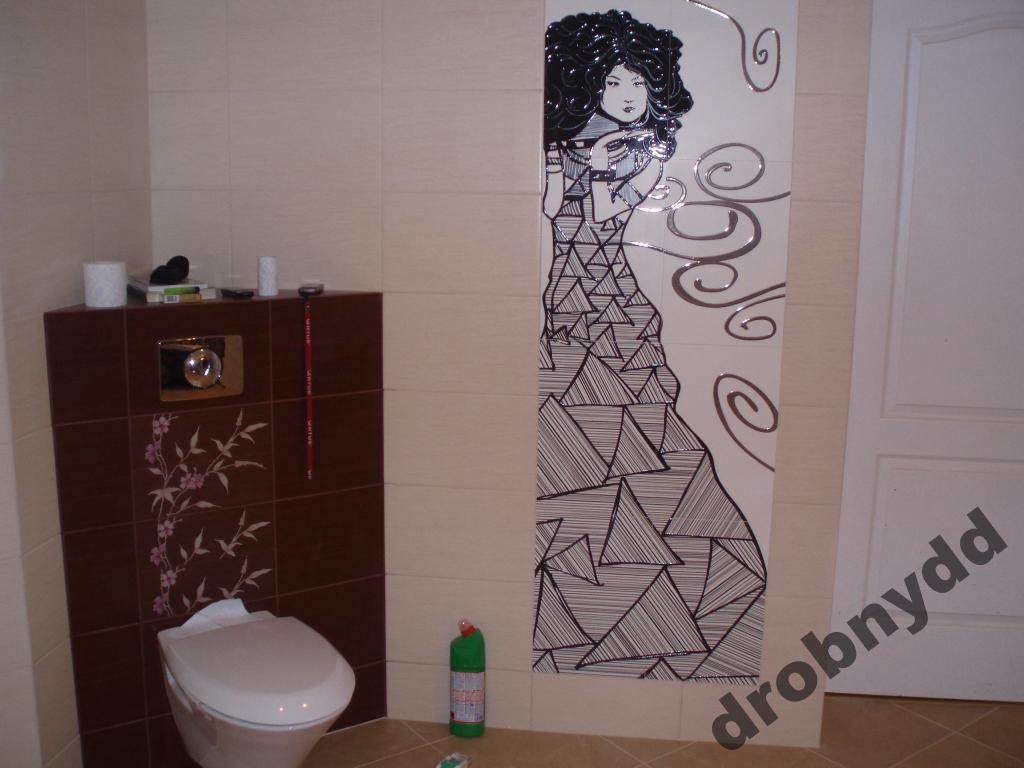 Wykończona łazienka z brązowymi płytkami, dekoracyjną grafiką kobiety na ścianie i zabudowaną toaletą.