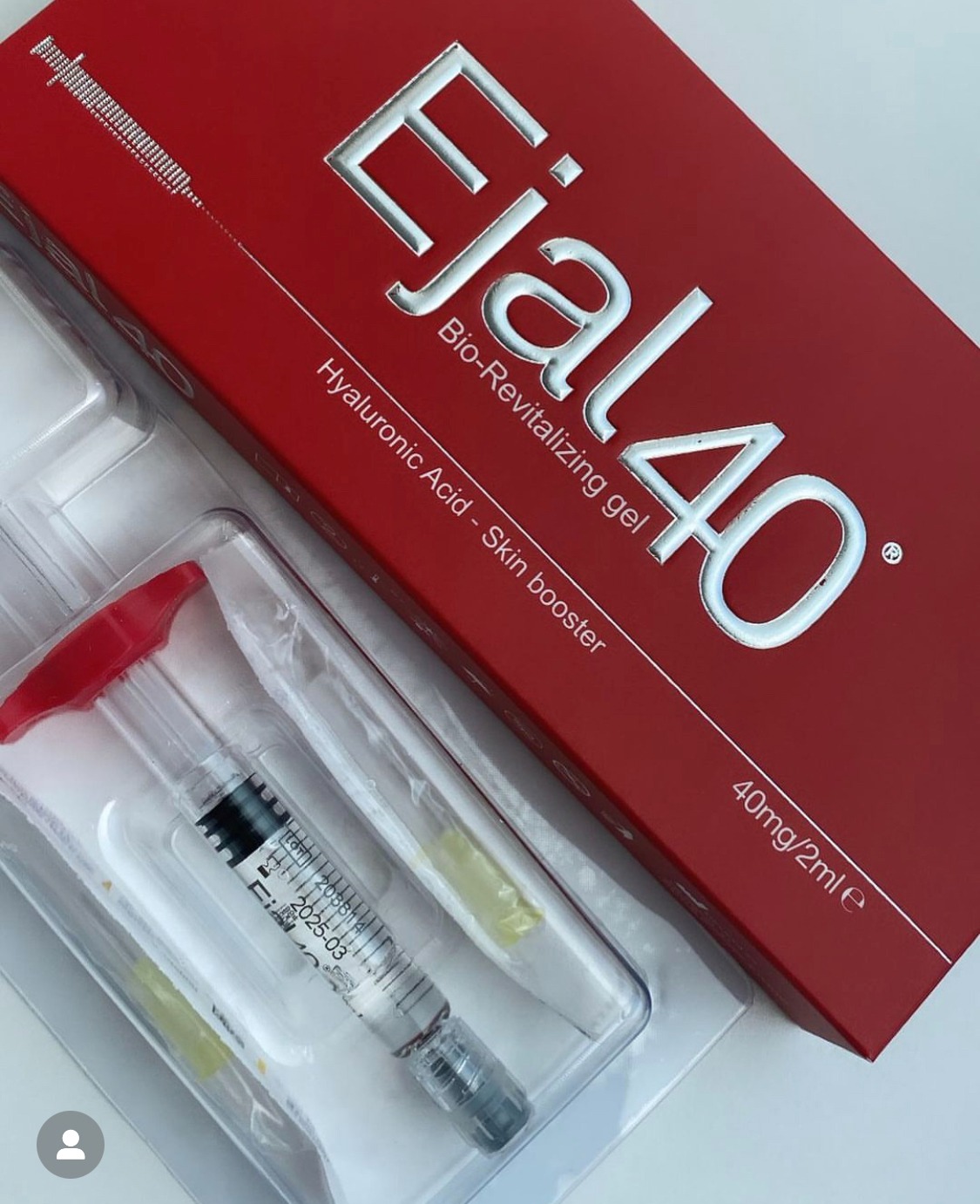 Ejal 40 Bio-Revitalizing gel, ampułkostrzykawka z kwasem hialuronowym w opakowaniu, zbliżenie na strzykawkę z datą ważności 2025-03.