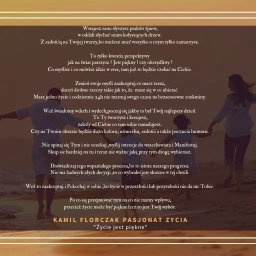 Kamil.PasjonatŻycia - Grafika z sylwetkami dwóch osób na plaży o zachodzie słońca, nałożona na tekst motywacyjny o pozytywnym nastawieniu i wyborze szczęścia.