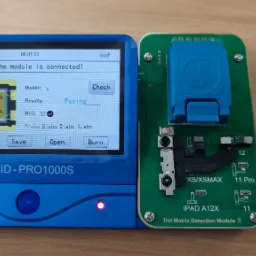 Tester modułu Face ID JCID-PRO1000S podłączony do płyty testowej z gniazdem, ekran urządzenia wyświetla status połączenia i wyniki testu Fusing dla modelu X.