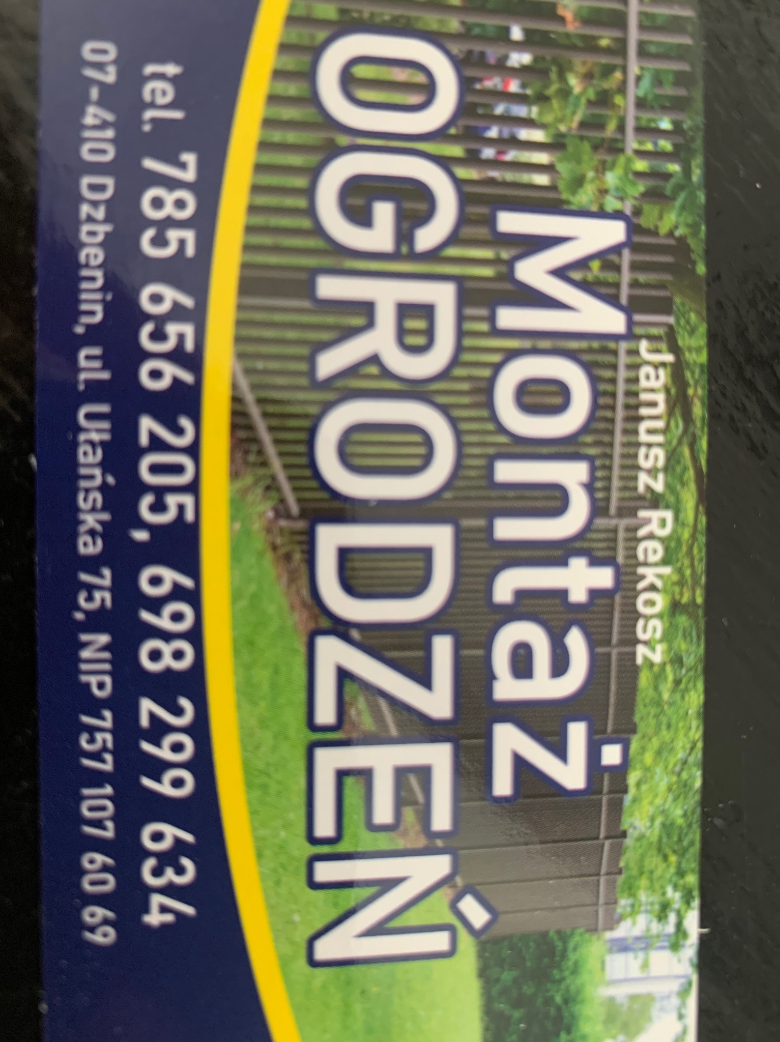 Wizytówka firmy oferującej usługi montażu ogrodzeń, z danymi kontaktowymi i adresem.