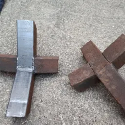 Czyszczenie stali węglowej z rdzy, po usłudze materiał jest gotowy do malowania lub spawania