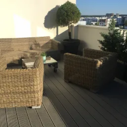 Realizacja Gdynia. Taras z deski kompozytowej na balkonie. Przyjemne miejsce do relaksu po pracy.