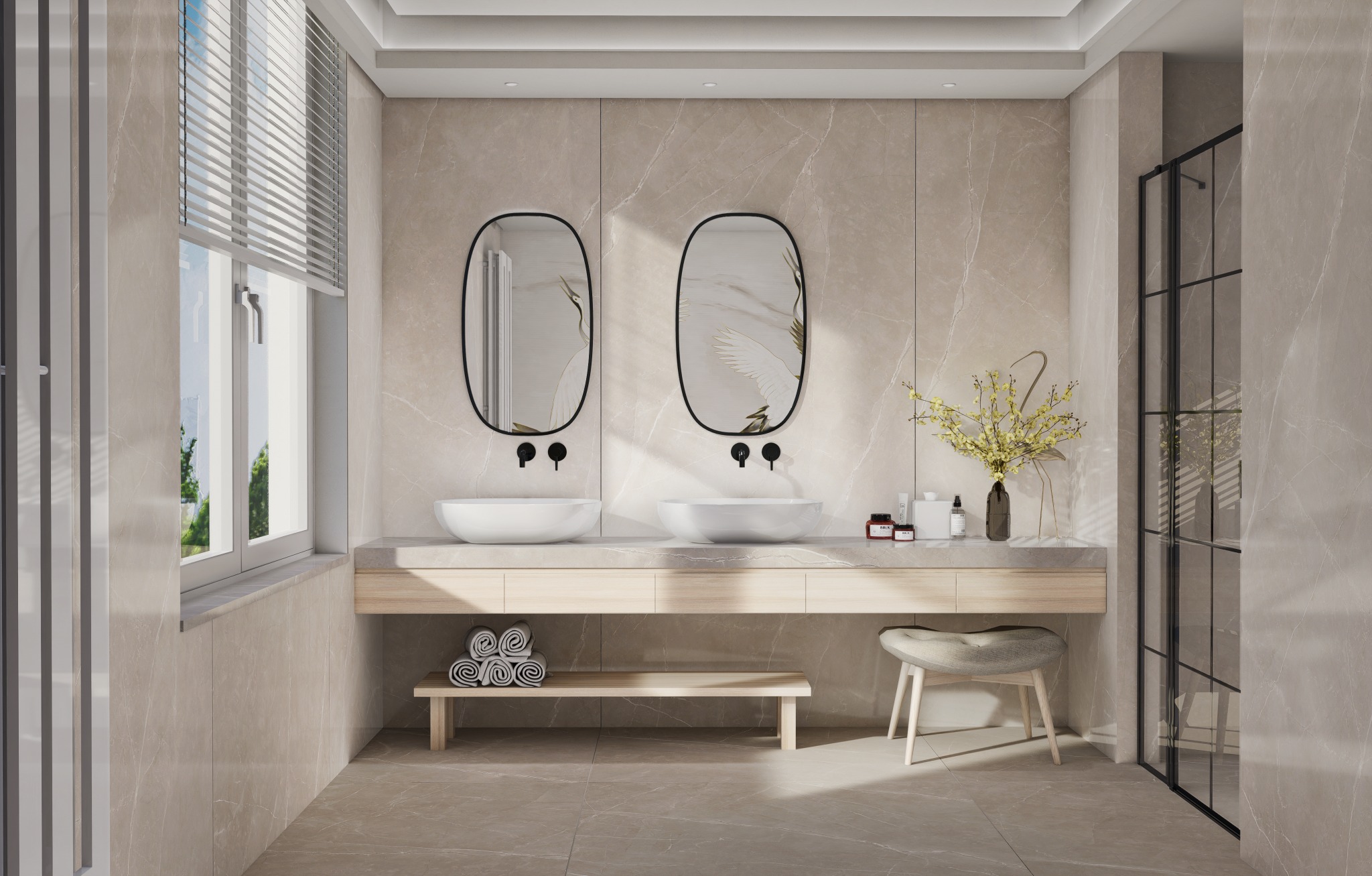 Jasna łazienka w stylu Japandi z dwoma umywalkami nablatowymi, owalnymi lustrami z czarną ramą, drewnianym blatem, dekoracyjnymi kosmetykami, kwiatami w wazonie i ręcznikami na półce.