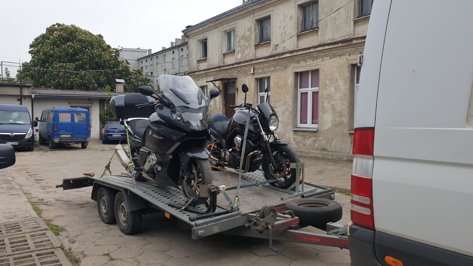 Motocykle transportujemy na przyczepie lub wewnątrz vana