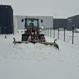 Całodobowe odśnieżanie mechaniczne oraz ręczne. 