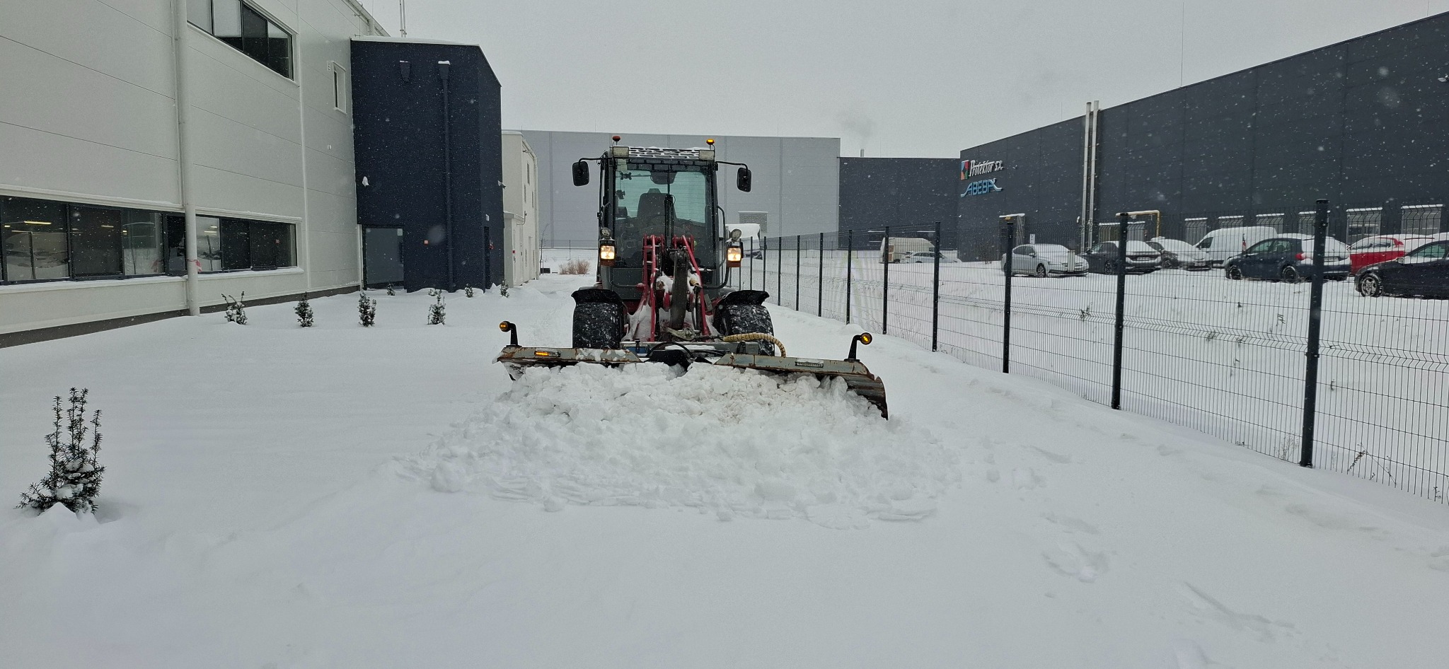 Całodobowe odśnieżanie mechaniczne oraz ręczne.